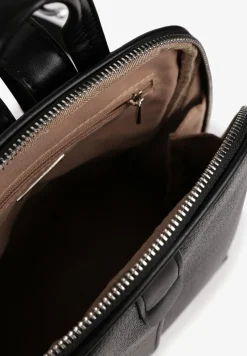 Czarny Plecak o Trapezowym Kształcie Zdobiony Przeszyciem Polzedi