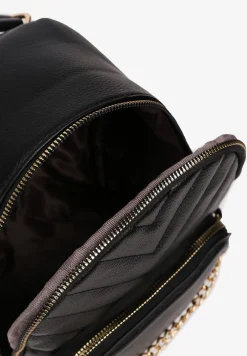 Czarny Plecak Ozdobiony Łańcuszkiem i Pikowaniem Kolaggia