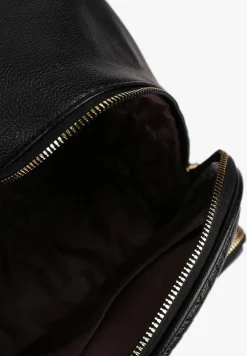 Czarny Plecak Ozdobiony Delikatnym Tłoczeniem Arseki