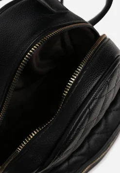 Czarny Plecak Pikowany z Odpinanymi Paskami z Regulacją Zapinany na Suwak Nenatia