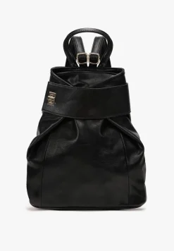Czarny Plecak w Miejskim Stylu z Ekoskóry z Ozdobnym Zapięciem Lirela