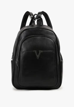 Czarny Plecak z Paskami z Możliwością Regulacji Zdobiony Metalową Aplikacją Oledi