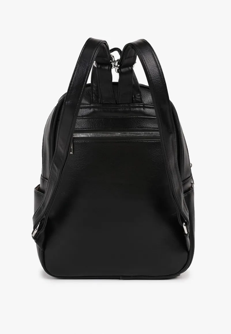 Czarny Plecak z Paskami z Możliwością Regulacji Zdobiony Metalową Aplikacją Oledi