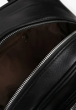 Czarny Plecak z Paskami z Możliwością Regulacji Zdobiony Metalową Aplikacją Oledi