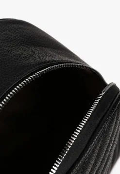 Czarny Plecak z Pikowanymi Przeszyciami i Dodatkową Kieszenią z Regulowanymi Szelkami Ravindraea