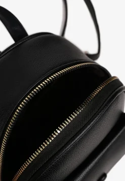 Czarny Plecak z Regulowanymi Odpinanymi Paskami i Ozdobną Kieszonką na Magnes Nelvera