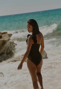 Czarny Strój Kąpielowy Jednoczęściowy o Asymetrycznym Kroju z Kwiatową Aplikacją Irisabel