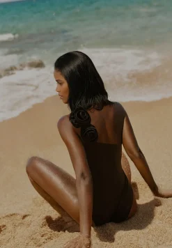 Czarny Strój Kąpielowy Jednoczęściowy o Asymetrycznym Kroju z Kwiatową Aplikacją Irisabel