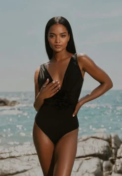 Czarny Strój Kąpielowy Jednoczęściowy Ozdobiony Aplikacją Kwiatu 3D z Usztywnieniem Seliris