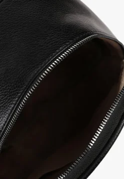 Czarny Trapezowy Plecak z Suwakiem z Frędzlami Idassea