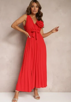 Czerwona Koktajlowa Sukienka Plisowana z Kwiatową Broszką Paskiem i Gumką w Talii Viknna