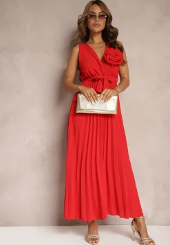 Czerwona Koktajlowa Sukienka Plisowana z Kwiatową Broszką Paskiem i Gumką w Talii Viknna