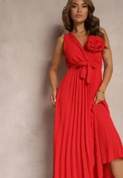 Czerwona Koktajlowa Sukienka Plisowana z Kwiatową Broszką Paskiem i Gumką w Talii Viknna