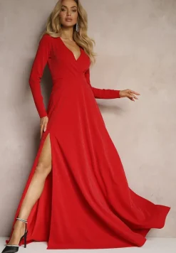 Czerwona Kopertowa Sukienka o Rozkloszowanym Kroju z Rozcięciem i Metalicznymi Przeszyciami Emiraia