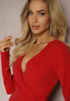 Czerwona Kopertowa Sukienka o Rozkloszowanym Kroju z Rozcięciem i Metalicznymi Przeszyciami Emiraia