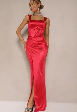 Czerwona Satynowa Sukienka z Marszczeniem na Ramiączkach o Dopasowanym Kroju Lisarionea