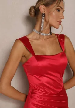 Czerwona Satynowa Sukienka z Marszczeniem na Ramiączkach o Dopasowanym Kroju Lisarionea