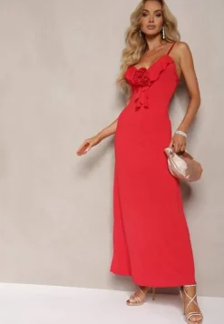 Czerwona Sukienka Koktajlowa o Dopasowanym Kroju z Ozdobną Broszką Kwiatkiem i Falbaną Vikassa