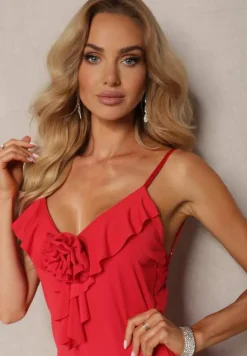 Czerwona Sukienka Koktajlowa o Dopasowanym Kroju z Ozdobną Broszką Kwiatkiem i Falbaną Vikassa