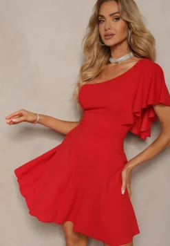 Czerwona Sukienka o Rozkloszowanym Kroju z Asymetryczną Górą na Jedno Ramię Ulubia