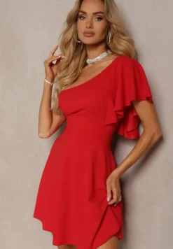Czerwona Sukienka o Rozkloszowanym Kroju z Asymetryczną Górą na Jedno Ramię Ulubia