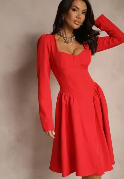 Czerwona Sukienka o Rozkloszowanym Kroju z Gorsetową Górą Tillitte