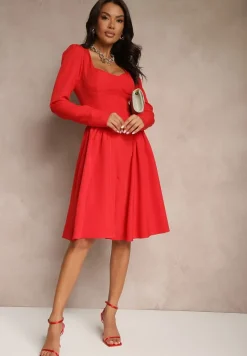 Czerwona Sukienka o Rozkloszowanym Kroju z Gorsetową Górą Tillitte