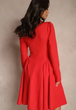 Czerwona Sukienka o Rozkloszowanym Kroju z Gorsetową Górą Tillitte