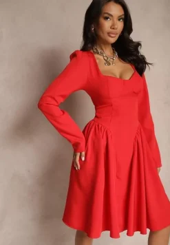 Czerwona Sukienka o Rozkloszowanym Kroju z Gorsetową Górą Tillitte