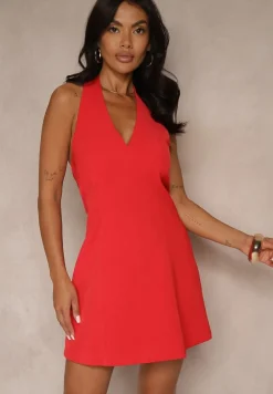 Czerwona Sukienka o Rozkloszowanym Kroju na Szyję Atalanne