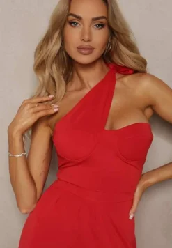 Czerwona Sukienka o Rozkloszowanym Kroju na Jedno Ramię z Głębokim Rozcięciem Efiela