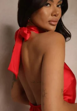 Czerwona Sukienka Satynowa z Dekoltem Halter i Odkrytymi Plecami Belas