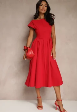 Czerwona Sukienka Vices o Rozkloszowanym Kroju z Dekoltem w Kształcie Łódki Milioria