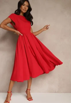 Czerwona Sukienka Vices o Rozkloszowanym Kroju z Dekoltem w Kształcie Łódki Milioria