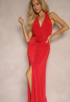 Czerwona Sukienka z Dekoltem Halter i Marszczeniem w Kształcie Róży Tarithia