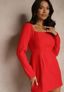 Czerwona Sukienka z Długim Rękawem i Kwadratowym Dekoltem o Lekko Rozkloszowanym Fasonie Finzemira