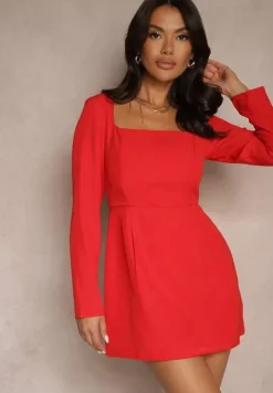 Czerwona Sukienka z Długim Rękawem i Kwadratowym Dekoltem o Lekko Rozkloszowanym Fasonie Finzemira