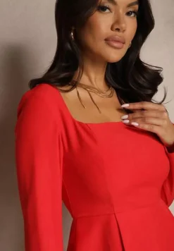 Czerwona Sukienka z Długim Rękawem i Kwadratowym Dekoltem o Lekko Rozkloszowanym Fasonie Finzemira