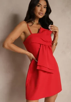 Czerwona Sukienka z Marszczeniem i Asymetrycznym Wiązaniem Felitta
