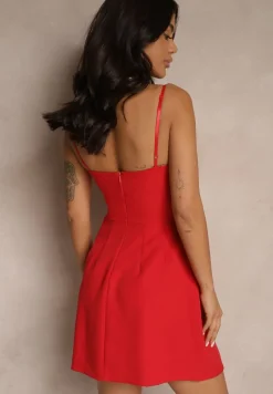 Czerwona Sukienka z Marszczeniem i Asymetrycznym Wiązaniem Felitta