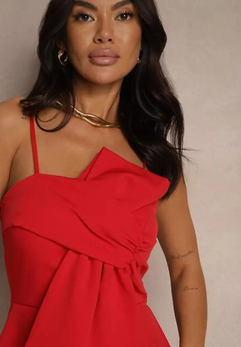 Czerwona Sukienka z Marszczeniem i Asymetrycznym Wiązaniem Felitta