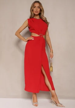 Czerwona Sukienka z Rozkloszowanym Dołem Ozdobiona Wycięciami w Talii i Metalicznym Detalem Galanissa