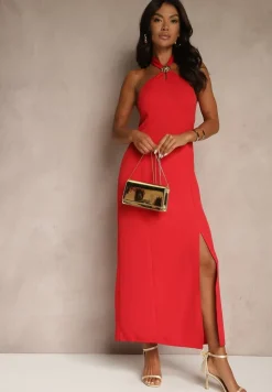 Czerwona Sukienka z Wiskozą z Dekoltem Halter i Ozdobną Broszką Naliannae