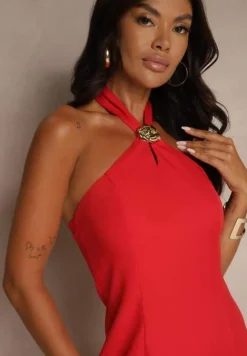 Czerwona Sukienka z Wiskozą z Dekoltem Halter i Ozdobną Broszką Naliannae