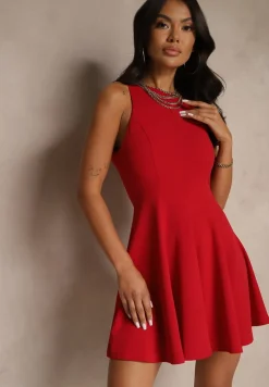 Czerwona Sukienka z Wiskozą o Rozkloszowanym Kroju Miliviela