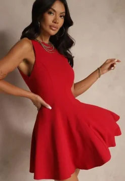 Czerwona Sukienka z Wiskozą o Rozkloszowanym Kroju Miliviela