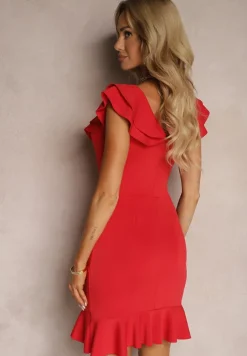 Czerwona Taliowana Sukienka z Kopertowym Dekoltem Ozdobiona Falbankami Flinna