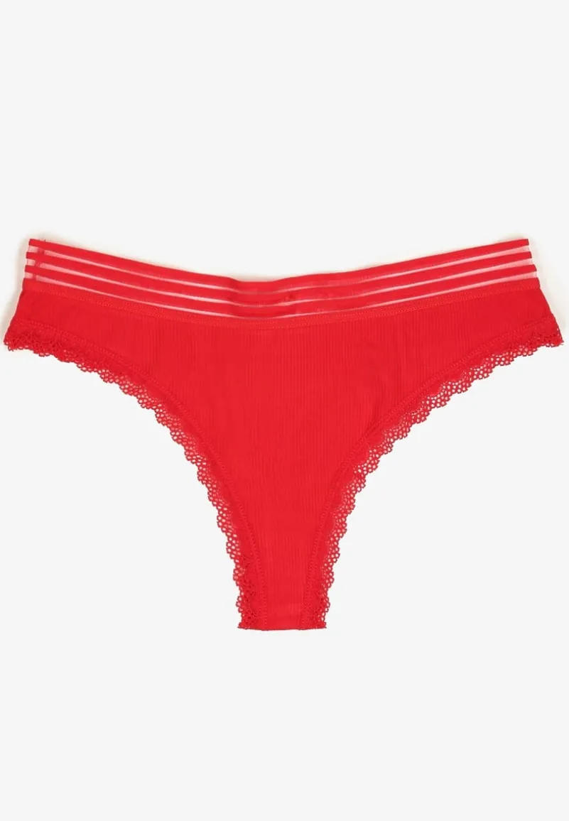 Czerwone Bawełniane Majtki o Kroju Stringów Ozdobione Koronką i Gumką w Paski Torllana