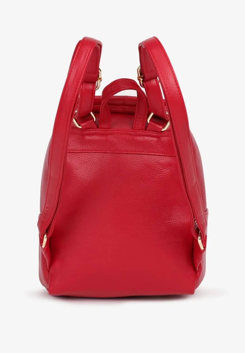 Czerwony Plecak Ozdobiony Łańcuszkiem i Pikowaniem Kolaggia