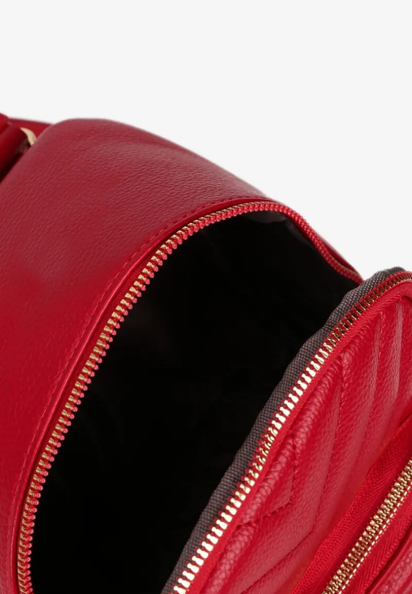 Czerwony Plecak Ozdobiony Łańcuszkiem i Pikowaniem Kolaggia